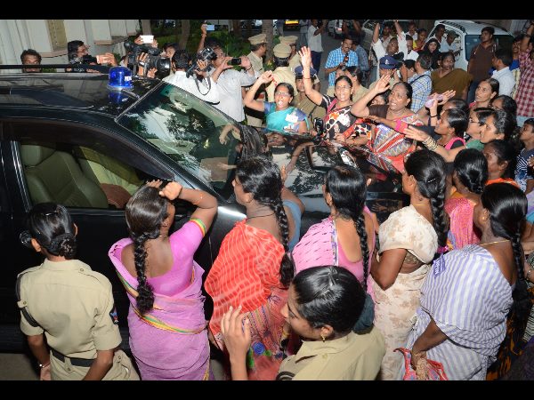 పోకిరి కార్పోరేటర్: చంటిబాబుకు నోటీసులు, విమానంలో అసలేం జరిగింది?
