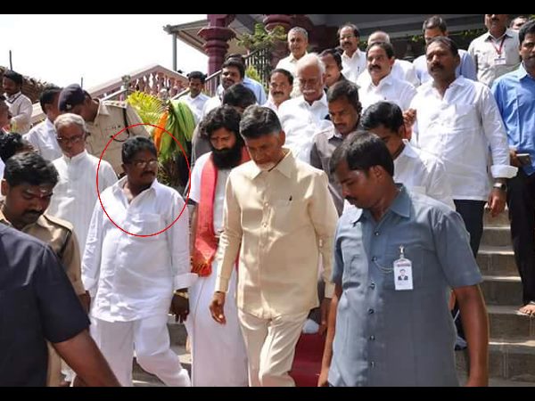 పోకిరి కార్పోరేటర్: చంటిబాబుకు నోటీసులు, విమానంలో అసలేం జరిగింది?