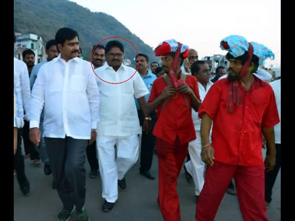 పోకిరి కార్పోరేటర్: చంటిబాబుకు నోటీసులు, విమానంలో అసలేం జరిగింది?