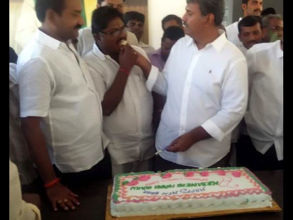 పోకిరి కార్పోరేటర్: చంటిబాబుకు నోటీసులు, విమానంలో అసలేం జరిగింది?