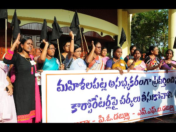 పోకిరి కార్పోరేటర్: చంటిబాబుకు నోటీసులు, విమానంలో అసలేం జరిగింది?