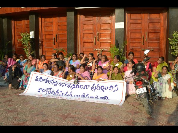 పోకిరి కార్పోరేటర్: చంటిబాబుకు నోటీసులు, విమానంలో అసలేం జరిగింది?