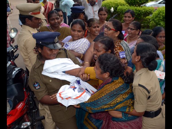పోకిరి కార్పోరేటర్: చంటిబాబుకు నోటీసులు, విమానంలో అసలేం జరిగింది?
