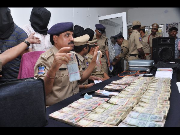 పాతనోటుకు రెంటు కొత్త నోట్లు ఇస్తామంటూ లక్షలు దోచుకున్నారు