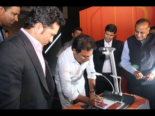 స్మాట్రాన్ టీఫోన్ ని ఆవిష్కరించిన సచిన్, కేటీఆర్ (పిక్చర్స్)
