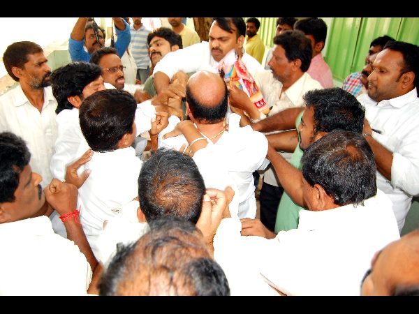 తెలుగు తమ్ముళ్ల రచ్చ
