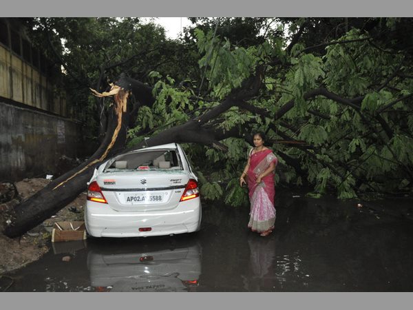 నగరంలో భారీ వర్షానికి ముగ్గురు మృతి
