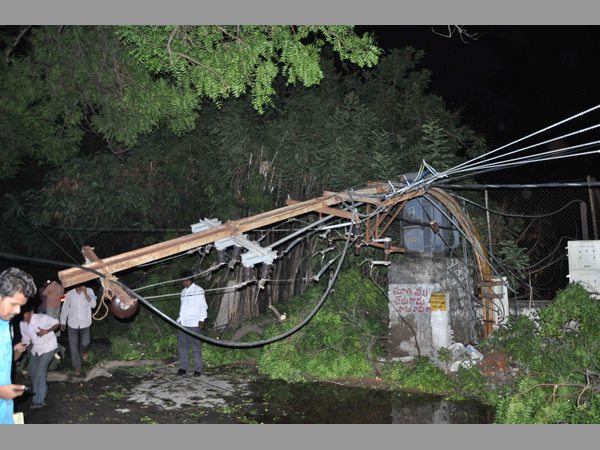 నగరంలో భారీ వర్షానికి ముగ్గురు మృతి