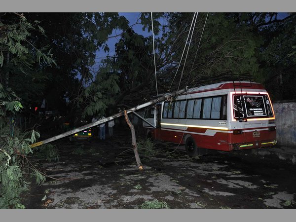 నగరంలో భారీ వర్షానికి ముగ్గురు మృతి