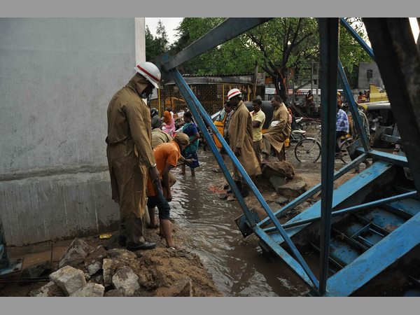 నగరంలో భారీ వర్షానికి ముగ్గురు మృతి