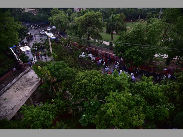 నగరంలో భారీ వర్షానికి ముగ్గురు మృతి