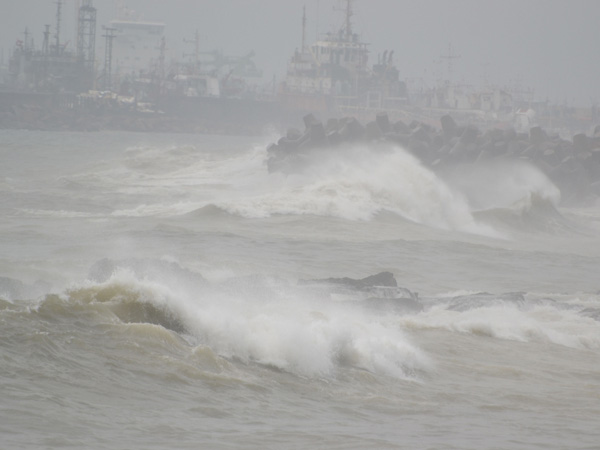 Cyclone Roanu to Make Landfall in Andhra Pradesh Cyclone Roanu to Make Landfall in Andhra Pradesh