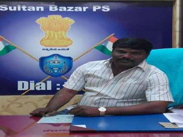 Friendly policing? Offender sits in inspector's chair, clicks pics with him Friendly policing? Offender sits in inspector's chair, clicks pics with him