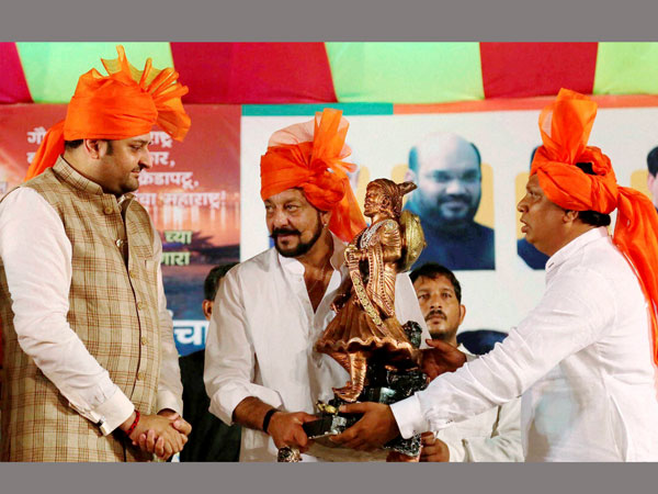 Sanjay Dutt shares stage with BJP leaders, eyebrows up in political circles Sanjay Dutt shares stage with BJP leaders, eyebrows up in political circles