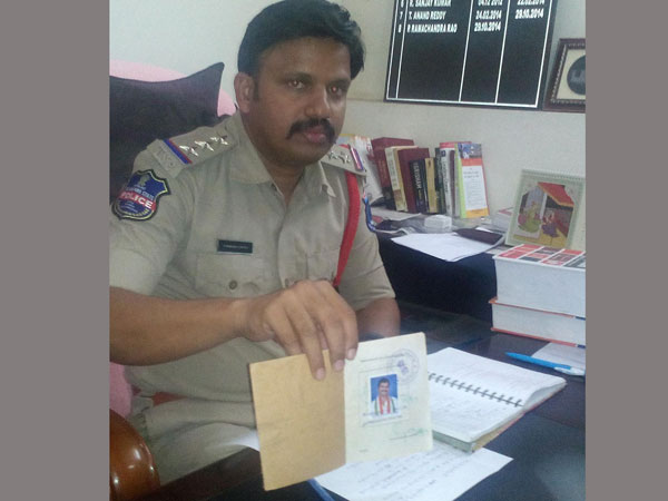 వ్యాపారి ఫొటో చూపుతున్న పోలీస్