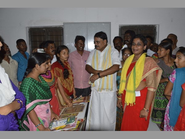 విద్యార్థులతో ముచ్చటిస్తూ..