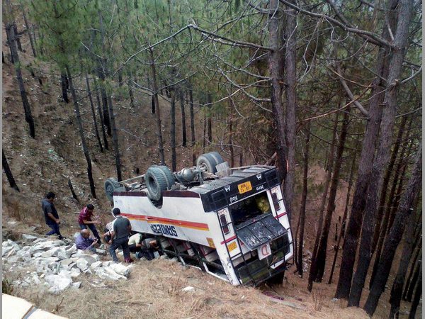 లోయలో పడిన బస్సు