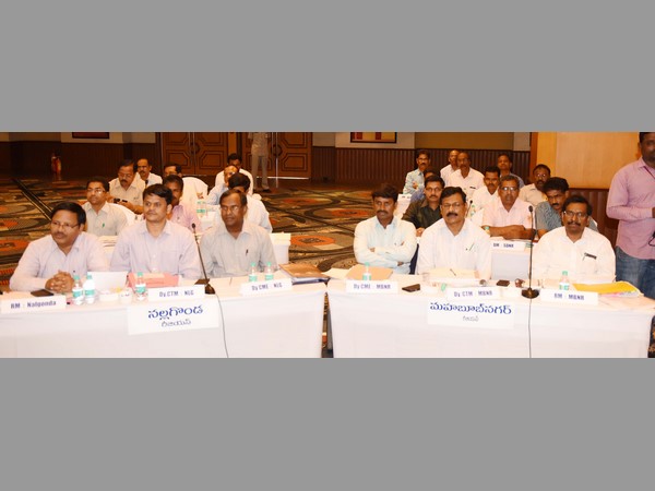ఆర్టీసీపై కేసీఆర్ సమీక్ష: సిగ్గుచేటు, సమ్మెలొద్దు, ఉద్యోగం నుంచి తొలగిస్తాం