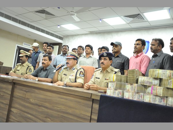 మీడియా ముందుకు దొంగబాబా: రూ. 1.30 కోట్లను శివ ఎలా కొట్టేశాడంటే