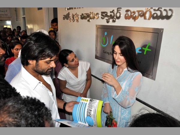 క్యాన్సర్ బాధిత చిన్నారులతో హీరో సాయిధరమ్ తేజ్ సెల్ఫీలు