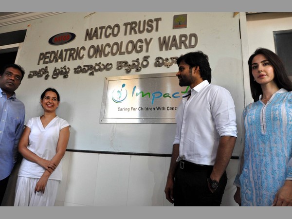 క్యాన్సర్ బాధిత చిన్నారులతో హీరో సాయిధరమ్ తేజ్ సెల్ఫీలు