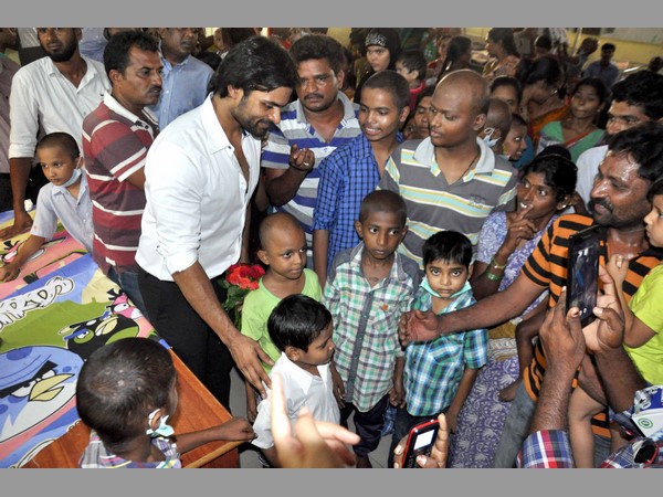 క్యాన్సర్ బాధిత చిన్నారులతో హీరో సాయిధరమ్ తేజ్ సెల్ఫీలు