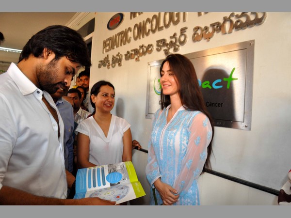 క్యాన్సర్ బాధిత చిన్నారులతో హీరో సాయిధరమ్ తేజ్ సెల్ఫీలు