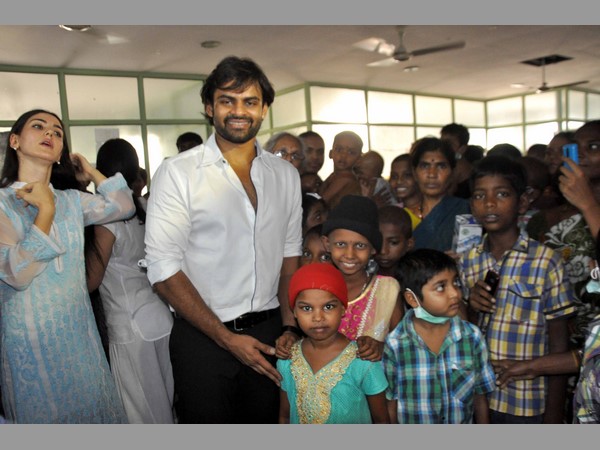 క్యాన్సర్ బాధిత చిన్నారులతో హీరో సాయిధరమ్ తేజ్ సెల్ఫీలు