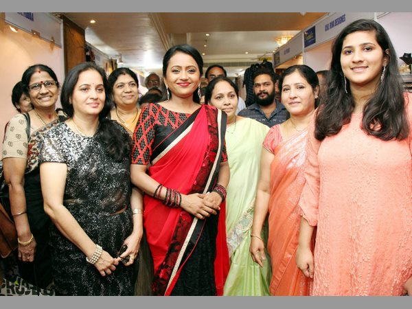 యాంకర్ సుమ సందడి