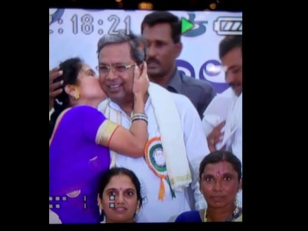 Woman kissed CM Siddaramaiah in a program by Karnataka Pradesh Woman kissed CM Siddaramaiah in a program by Karnataka Pradesh