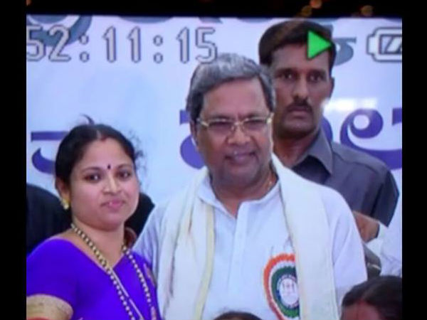 Woman kissed CM Siddaramaiah in a program by Karnataka Pradesh Woman kissed CM Siddaramaiah in a program by Karnataka Pradesh