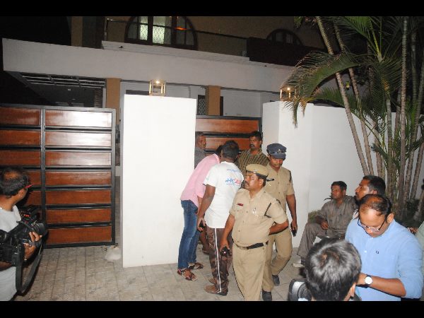 Lifestyle owner robbed of 1.33 crore by 'godman' Lifestyle owner robbed of 1.33 crore by 'godman'