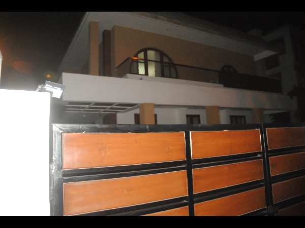 Lifestyle owner robbed of 1.33 crore by 'godman' Lifestyle owner robbed of 1.33 crore by 'godman'