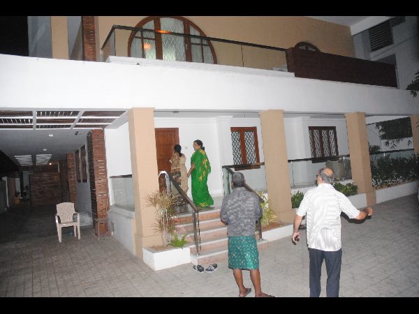 Lifestyle owner robbed of 1.33 crore by 'godman' Lifestyle owner robbed of 1.33 crore by 'godman'