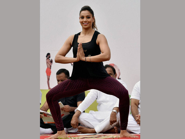 Karnataka CM Siddaramaiah gives 1.5 cr rupees to bipasha basu Karnataka CM Siddaramaiah gives 1.5 cr rupees to bipasha basu