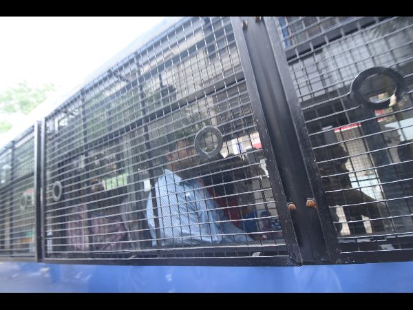 గుర్తించే సమయంలో ఇలా..