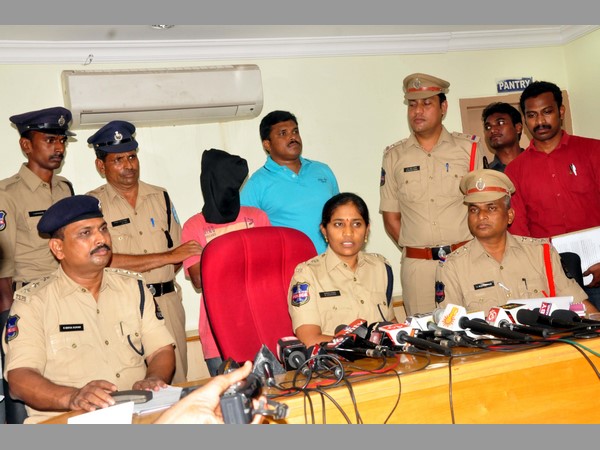 మీడియా ముందుకు నిందితుడు