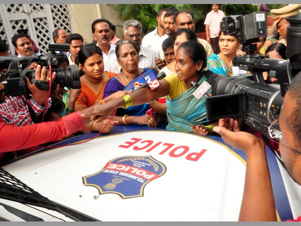 చిన్నారుల నిరసన