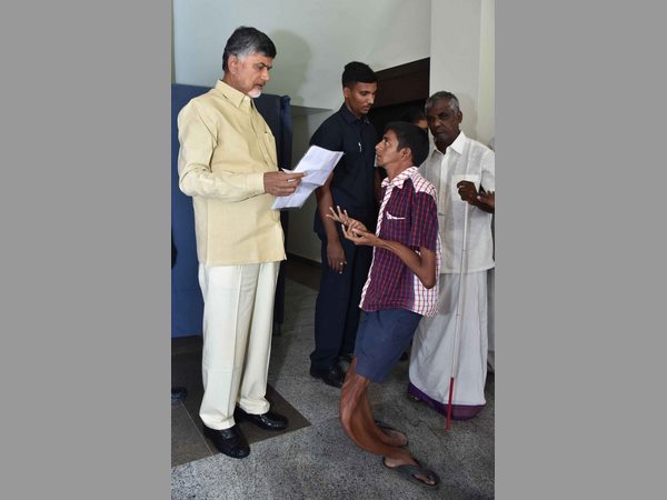 చంద్రబాబు భరోసా: ఆ చిన్నారి ప్రాణాన్ని నిలబెట్టింది