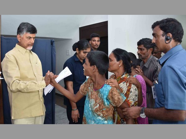 చంద్రబాబు భరోసా: ఆ చిన్నారి ప్రాణాన్ని నిలబెట్టింది