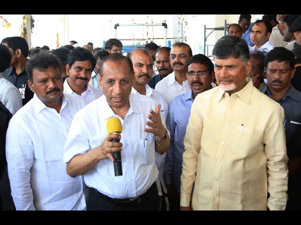 ఏం చేద్దాం: బాబు భుజంపై చెయ్యేసి చెవిలో గవర్నర్ గుసగుస