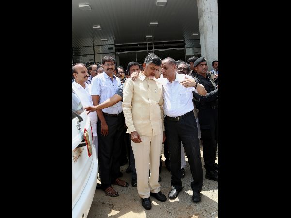 ఏం చేద్దాం: బాబు భుజంపై చెయ్యేసి చెవిలో గవర్నర్ గుసగుస