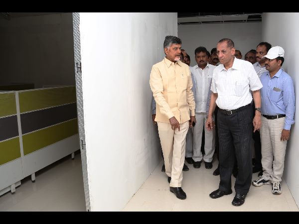 ఏం చేద్దాం: బాబు భుజంపై చెయ్యేసి చెవిలో గవర్నర్ గుసగుస
