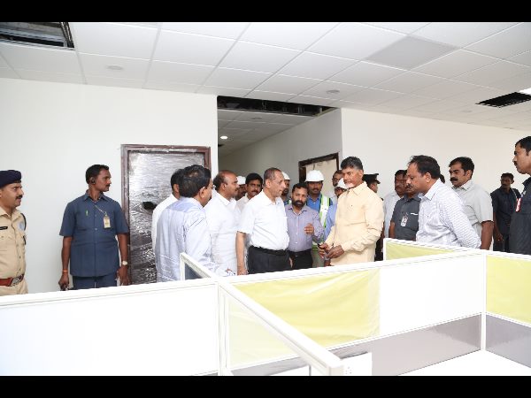 ఏం చేద్దాం: బాబు భుజంపై చెయ్యేసి చెవిలో గవర్నర్ గుసగుస
