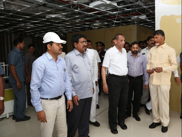 ఏం చేద్దాం: బాబు భుజంపై చెయ్యేసి చెవిలో గవర్నర్ గుసగుస