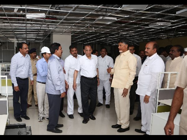 ఏం చేద్దాం: బాబు భుజంపై చెయ్యేసి చెవిలో గవర్నర్ గుసగుస