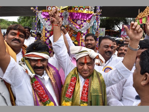 పట్టువస్త్రాలతో మంత్రులు, మేయర్