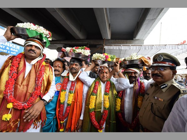 పట్టువస్త్రాలతో మంత్రులు, మేయర్