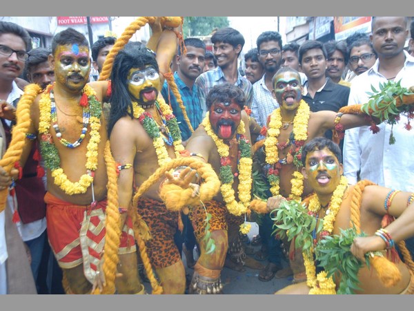 పోతరాజుల నృత్యం
