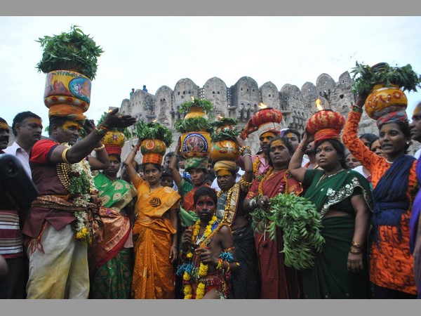 బోనమెత్తిన మహిళలు